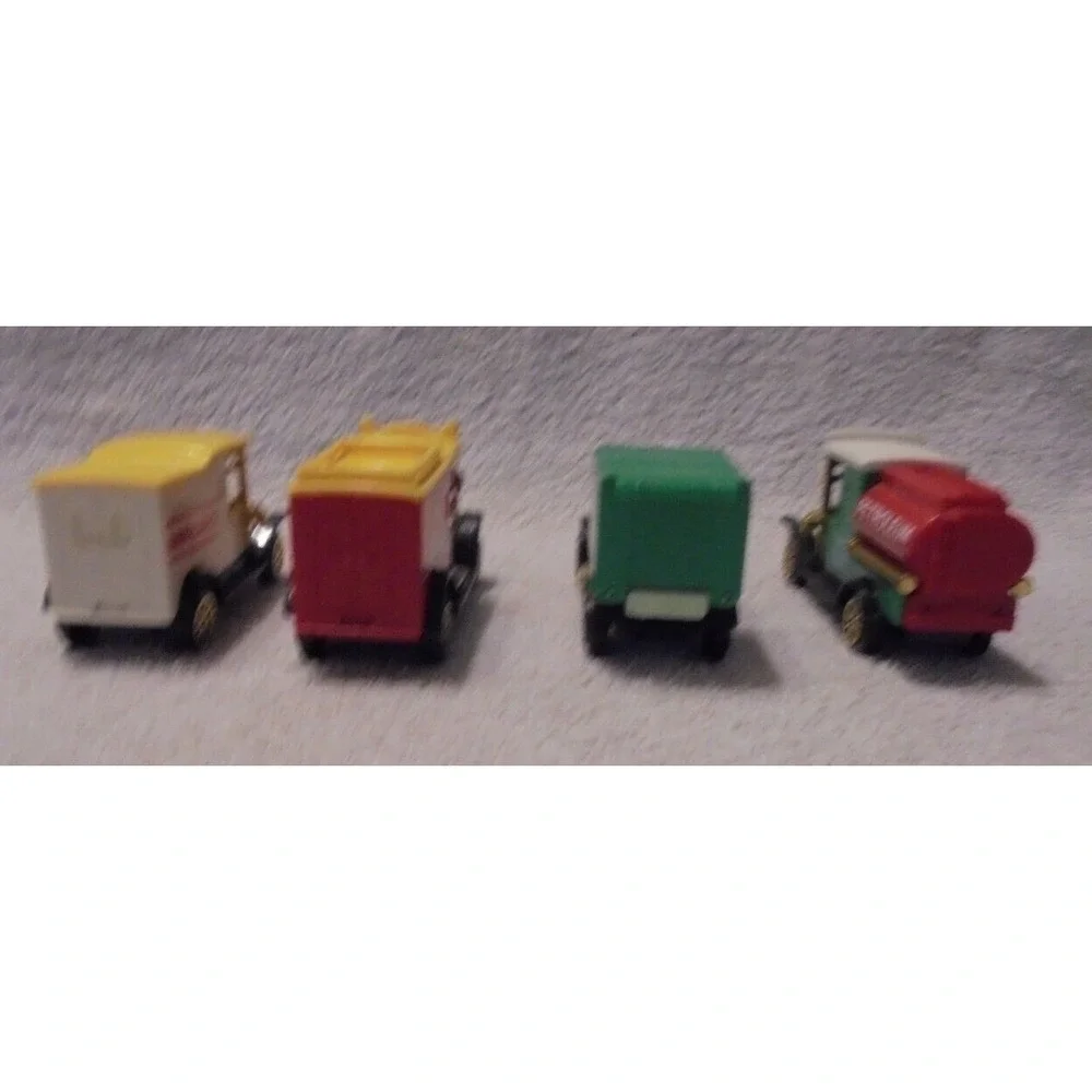 Collectors Set of 4 Classic Trucks 1918, 1912, 1910‎ Tanker Ambulance Delivery